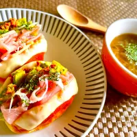 朝ごはんは🌭ロールパンサンドウィッチ&オニオンスープ|KANAさん