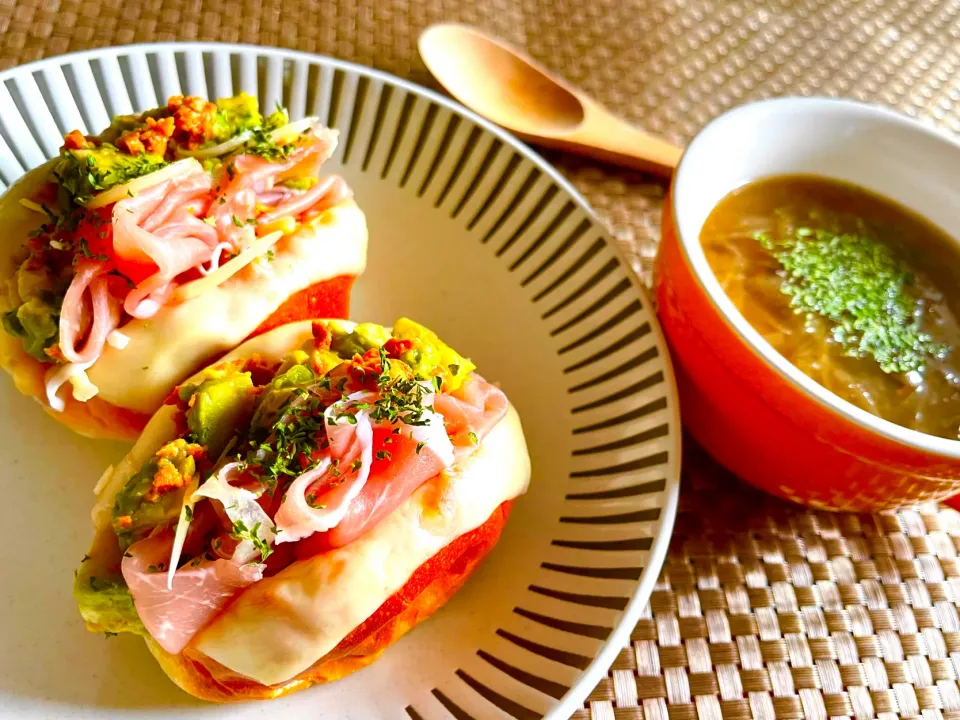 朝ごはんは🌭ロールパンサンドウィッチ&オニオンスープ|KANAさん