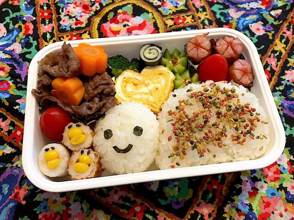 2025.5.22 娘遠足弁当　◎亀おにぎり　◎卵焼き　◎ちくわチーズちくわ胡瓜　◎焼肉　◎ウインナー　◎お花胡瓜　◎すいか&ぶどう|goroさん