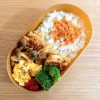 今日のお弁当🍱 鶏ももときのこの粒マスタード炒めがメインです🥢 (ブロッコリーと炒り卵とケチャップは固定です🥦🥚)