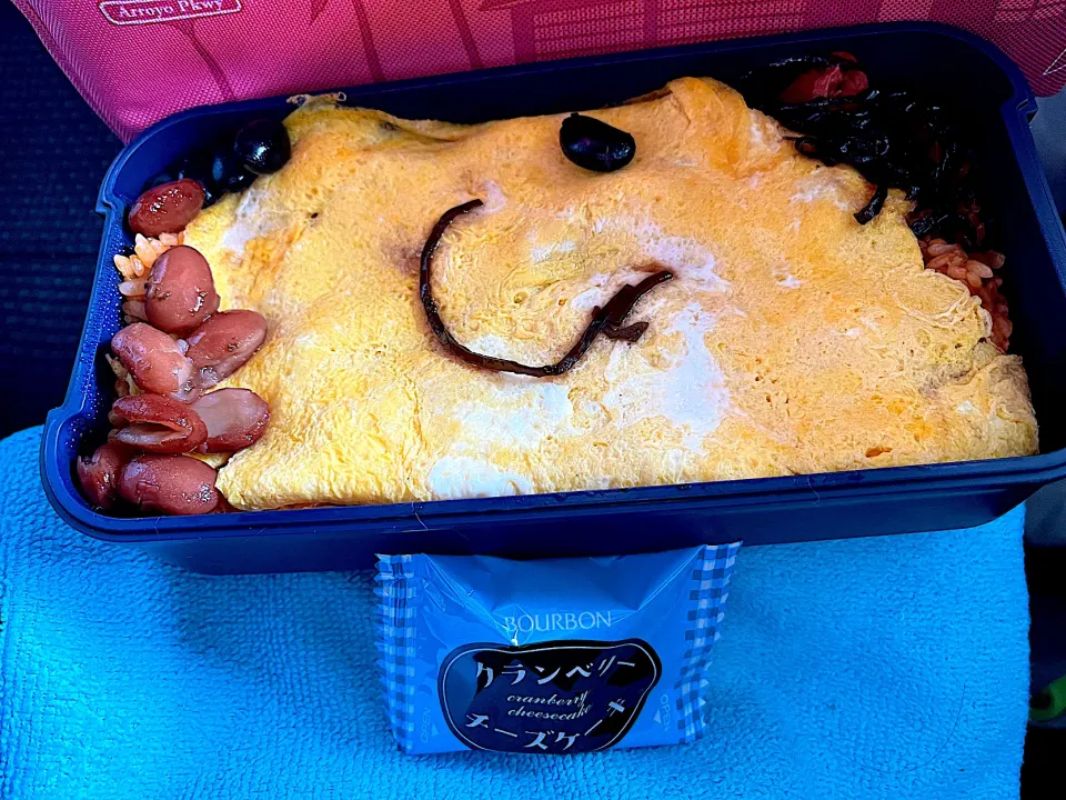 #昼飯　黒豆4個茶豆7個と梅乗せ豆としそ昆布の天パー顔オムライスクランベリーチーズケーキ添え弁当|ms903さん