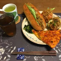 焼きそばパン(オギノパンのコッペパン)、焼きそばパン(レーズンロールパン)、お惣菜のピザ、野沢菜漬け、熱い日本茶、六条麦茶(昼飯)|enarinさん
