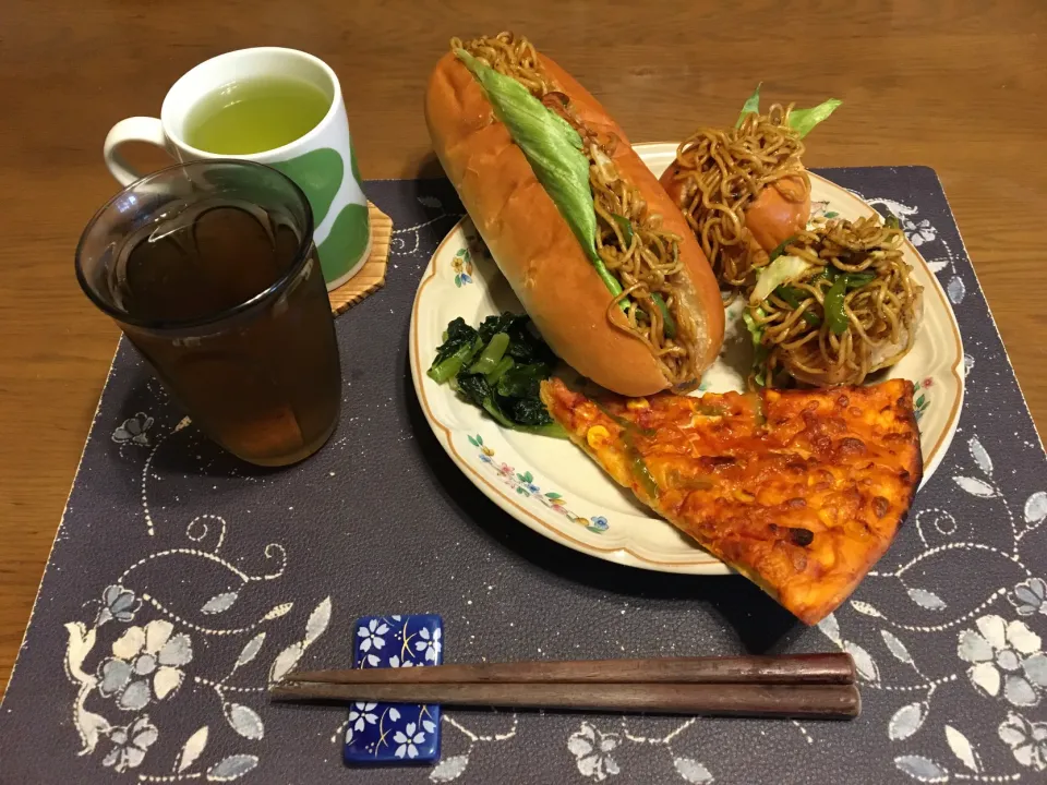 焼きそばパン(オギノパンのコッペパン)、焼きそばパン(レーズンロールパン)、お惣菜のピザ、野沢菜漬け、熱い日本茶、六条麦茶(昼飯)|enarinさん