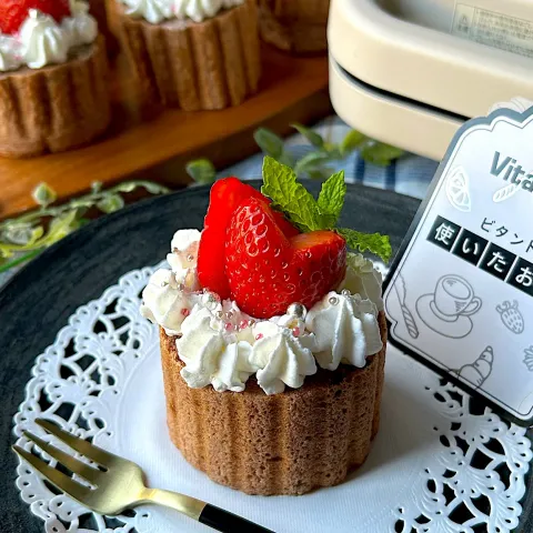 「ワッフル＆ホットサンドベーカー（VWH-600）」を使ってみたSnapdishの料理・レシピ写真:【ビタントニオ使いたおし隊 💛ワッフル&ホットサンドベーカー】マルチサンドプレート de いちごのショコラロールケーキ🍓