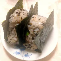 5/22の夜勤弁当
ひじきと枝豆、しば漬けの混ぜ込みおにぎり🍙|卯月さん
