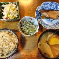 鰤照り焼き、キャベツ胡麻和え、白菜とりんごのサラダ|りりこさん