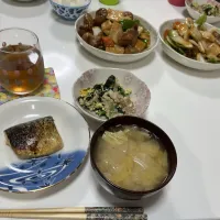 晩御飯☆厚揚げ入り酢豚☆豚とほうれん草の卵炒め☆焼き鯖☆みそ汁（白菜・しめじ・えび団子）|Saharaさん