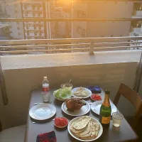 家内は昨日の夜遅くこっちに来たので晩ご飯一緒に食べるのは今日が最初。というわけで、今日の晩ご飯は、大須商店街のブラジル大衆食堂「オッソブラジル」さんで鶏の丸焼きを買って、ナンサンドにして、ベランダでウェルカムパーティー　大須名物 | オッソブラジル
https://osso-brasil.com/|なびさん
