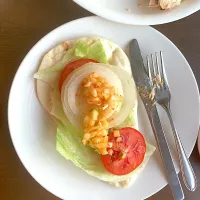 鶏の丸焼きを野菜と一緒にナンで挟んでサンドウィッチにしていただきます|なびさん
