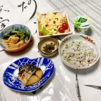 grandmaの晩ごはん☆ 今夜はエンドウ🫛ご飯、焼き鯖、サラダ、ほうれん草と厚揚げのアッサリ煮…頂きます| kaoriさん