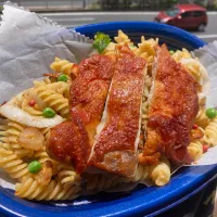 鶏モモのトマト煮のせフジッリ