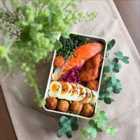 5/23❤︎紅鮭のっけ丼弁当🌱

＊紅鮭
＊半熟たまご
＊のっけ丼
＊甘辛ささみカツ
＊ 鶏つくね
＊ほうれん草の胡麻和え
＊ レッドキャベツラペ|Makinsさん