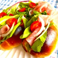 朝ごはんは🥗ロールパンサラダサンドウィッチ|KANAさん