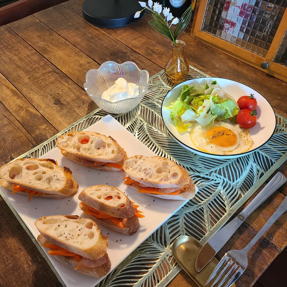 キャロットラペとソーセージサンドと目玉焼き、ヨーグルト|KEITAさん