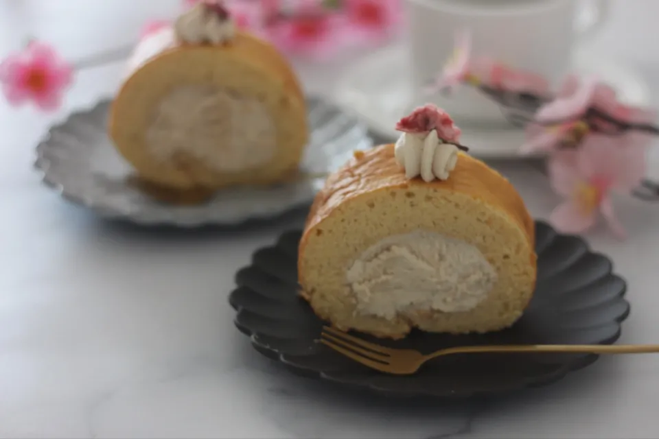 タンパク質もとれる、米粉のきなこロールケーキ黒糖クリーム|ちいさなしあわせキッチンさん