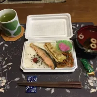 鮭弁当、永谷園の松茸の味お吸い物、熱い日本茶(昼飯、どんどん弁当)|enarinさん