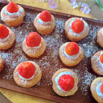 Snapdishの人気料理写真:いちごホイップミニシフォンケーキ