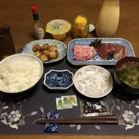 ご飯、鮪のたたき,板海苔、鰹のたたき、帆立のガリバタ醤油ソテー、沢庵、塩茹で生わかめの味噌汁、六条麦茶、フルーツゼリー(夕飯)|enarinさん