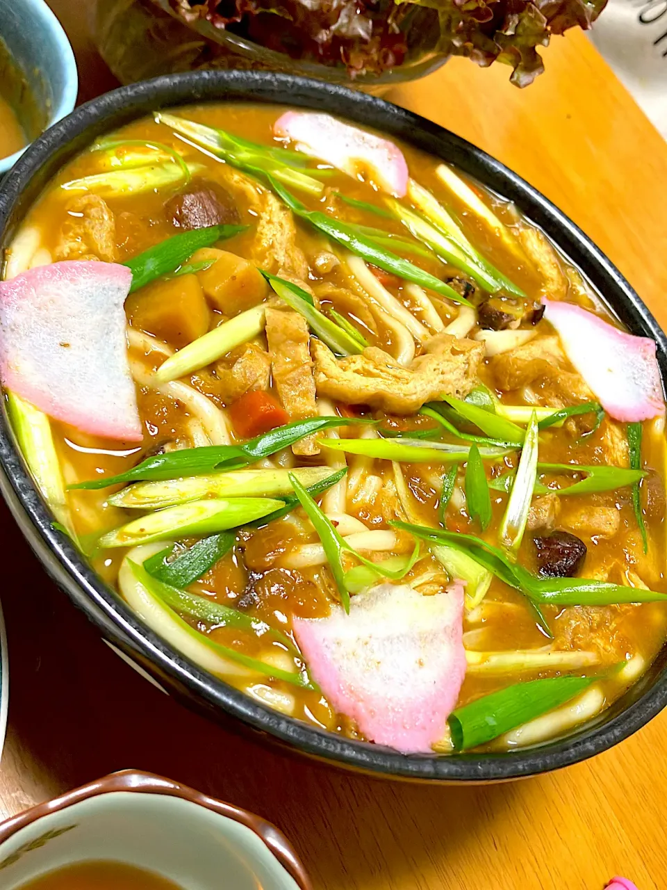 巨大どんぶりに麺3玉 2人分のカレーうどん◥█̆̈◤࿉∥ カレーはレトルト うどんの具材はかまぼこ、ネギ、油揚げ、椎茸の冷凍庫、冷蔵庫整理 うどんの出汁はもちろん手作りですが簡単なんで😅|🐈⸒⸒⸒⸒つるのダンス🐈🐾さん