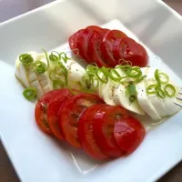 「 和風Caprese salad 」🍅
梅干し＋ポン酢＋太白で
和風のカプレーゼ(^^)
自家製ハースブレッドを添えて
朝ごはん💦
