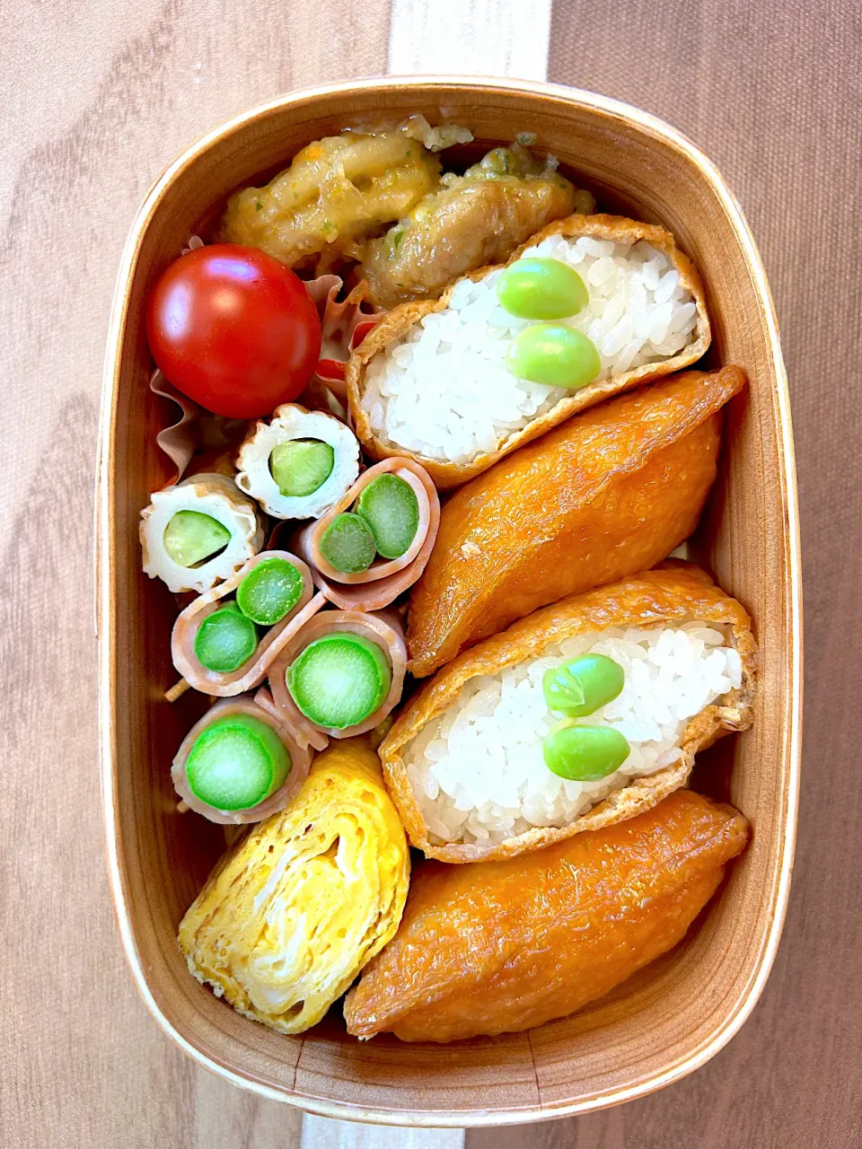 懲りずに息子の苦手なアスパラ入れたお稲荷さん弁当☺︎|きなこもちさん