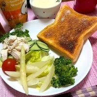 こんがりトーストとチキンサラダ| akkoさん