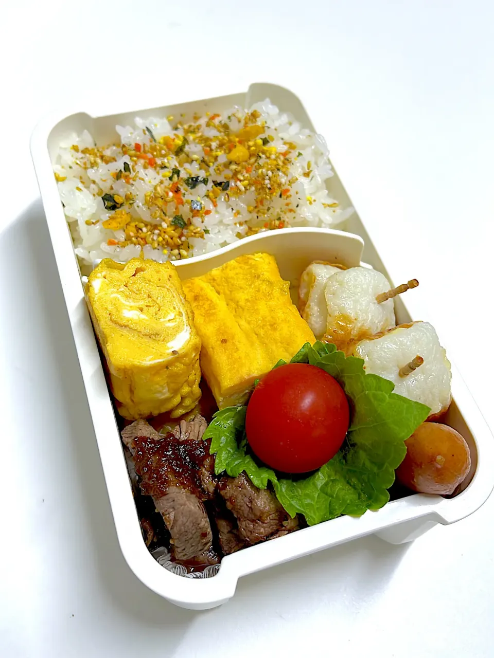 今日の娘のお弁当　サイコロステーキオニオンソースと卵焼き　ちくわチーズ|mishiさん