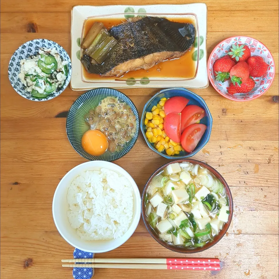 今朝の朝ごはん🥢カレイの煮付け🐟️|まゆめろさん