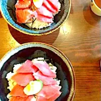 今朝早く晩御飯に食べるお魚を買いに柳橋中央市場に行きました。朝食は市場内の「まぐろやさん  柳橋」さんでまぐろ丼をいただきました|なびさん