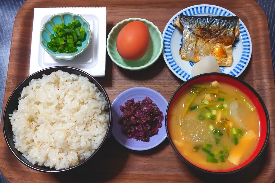 今日の朝ごはん（麦ごはんにサバの塩焼、生卵、納豆、かぶと油揚げのみそ汁、刻みしば漬け）|Mars＠釜飯作り研究中さん