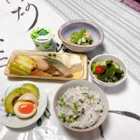 grandmaの晩ごはん☆ 今夜はブリの煮付け、酢の物、絹さやの玉子とじ､アボカド🥑のワサビ醤油漬け…
頂きます