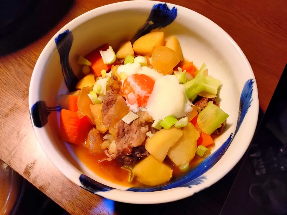 栃木和牛で肉じゃがを調理しました〜温玉載せ〜😋|quita (喜田)さん