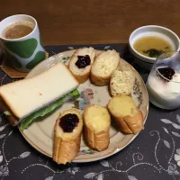 サンドイッチ、ミニバタールの各種パンとトースト、味噌汁、ホットコーヒー、バナナ&カシスジャム入りヨーグルト(朝ご飯)|enarinさん