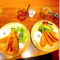 今日は午前中、半田のミツカンミュージアムを見学し、ランチはミュージアムそばの回転寿司「魚太郎」さんプロデュースの「蔵のまちカフェ」さんでミックスフライプレートランチをいただきました。蔵のまちカフェ 【公式】
https://www.uotaro.com/kuranomachi/cafe/|なびさん