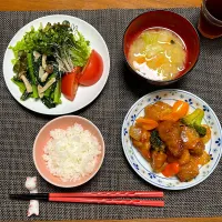 酢豚、小松菜としめじのおひたし、サラダ、お味噌汁(かぼちゃ、キャベツ、大根)