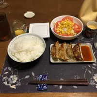 炊き立てご飯、焼き餃子、納豆、サラダ、沢庵、烏龍茶、手作りプリン(夕飯)|enarinさん