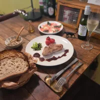 鶏股肉のソテーとホワイトマッシュルームペーストとカプレーゼ|KEITAさん
