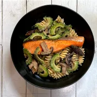 ゴーヤのパスタに鮭のオリーブ油焼き|マロンさん