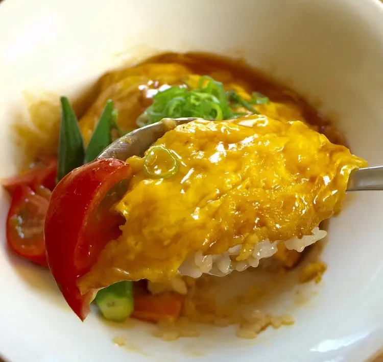 「 夏 スタミナ天津飯 」
自家製マー油と刻みニンニクで作った 黒チャーハンを  玉子焼きと 酸っぱ目の 甘酢タレで 包んだ 天津飯
ビールを添えて 昼ごはん💦|ばくあんしゃさん