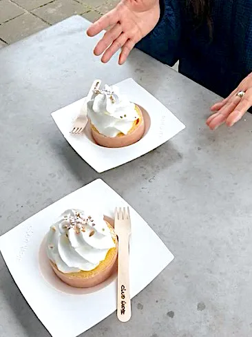 デザートにバーミーもいただきました。バーミーは「クラブ ハリエ」さんの主力商品であるバームクーヘンに生クリームをのせたものです|なびさん