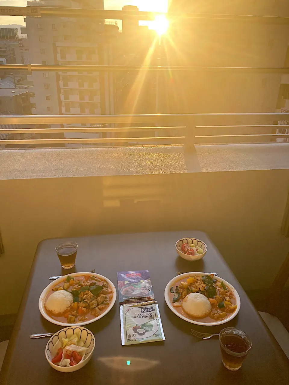🇹🇭パナンカレー　大須商店街にはエスニック食材屋さんが3軒あり、それらのお店でパナンカレーペースト、ココナッツクリームパウダー、冷凍バイマックルを買って作り、ベランダでサンセットディナーです。|なびさん