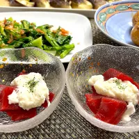 本鮪の山掛け、蕪の葉と桜エビのニンニク炒め、新じゃがの皮ごと煮物、茄子のレンチンネギポン酢、味噌汁、カブの浅漬け|ちゃちゃ💐さん