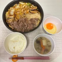 すき焼き、野菜たっぷりお味噌汁、白米|むぎさん