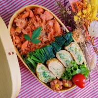 鮭弁当
　鮭の塩焼きほぐし
　シャウエッセン
　出汁巻きたまご

美味しくできました✨|ふかふかごはんさん