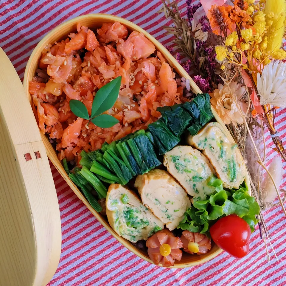 鮭弁当
　鮭の塩焼きほぐし
　シャウエッセン
　出汁巻きたまご

美味しくできました✨|ふかふかごはんさん