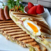 ゆで卵とハムチーズ&ツナマヨのホットサンド