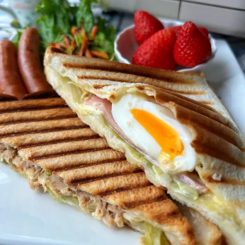 「ワッフル＆ホットサンドベーカー（VWH-600）」を使ってみたSnapdishの料理・レシピ写真:ゆで卵とハムチーズ&ツナマヨのホットサンド