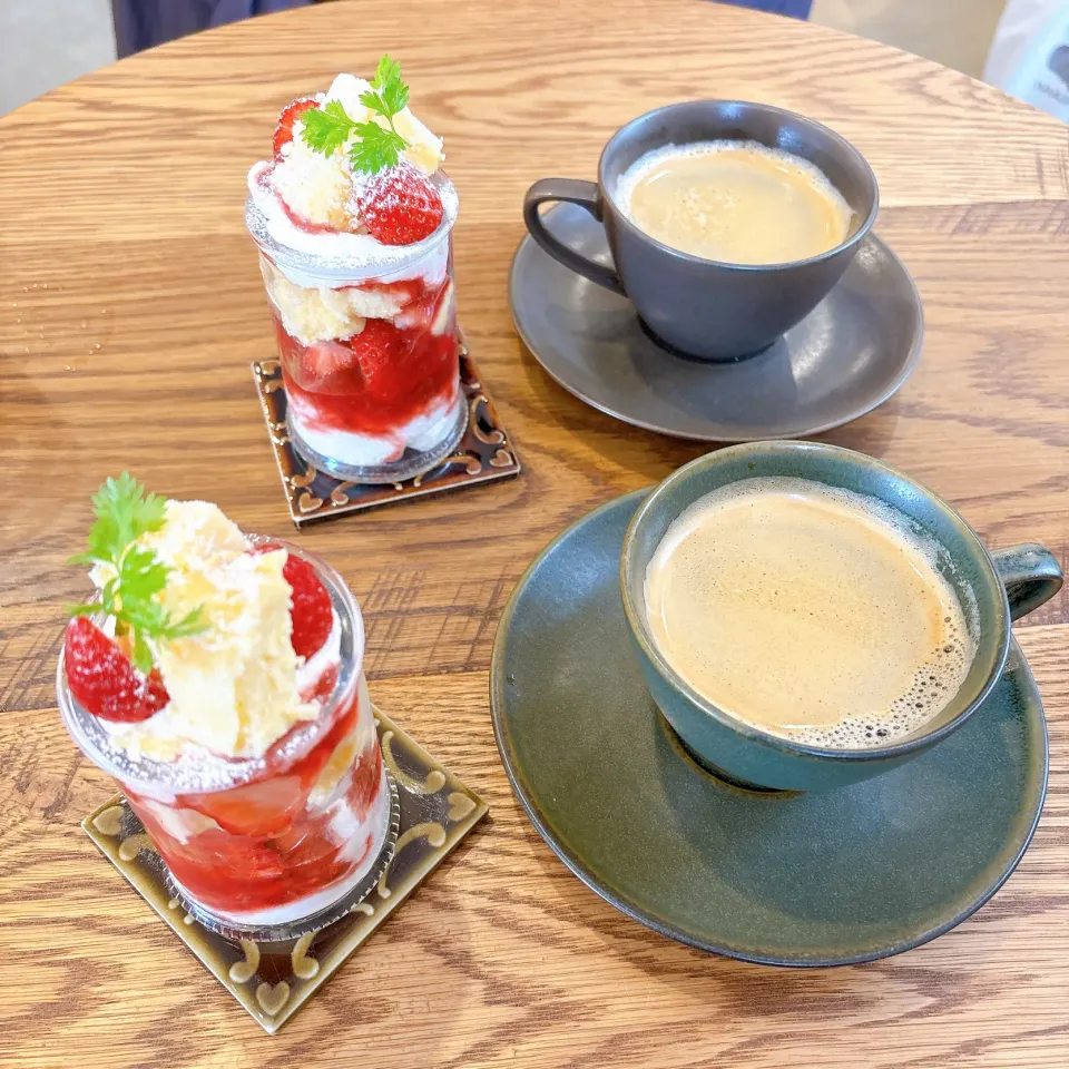 いちごとチーズケーキのグラスデザートと　コーヒー|ちゃみこさん