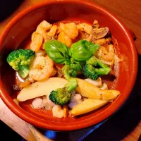 カスエラ(スペイン土鍋)でエビとブロッコリーのアヒージョを作りました👨‍🍳　詳しくは小著魅惑の地中海料理で📚️|quitaさん