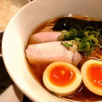 SnapDish♪ Happy Birthday♪

【TRYラーメン大賞2021-2022 
新店・しょうゆ部門5位】
支那蕎麦 澤田 
支那蕎麦 (950円) 
＋白ご飯 (150円)
＋海苔 (別皿、6枚、100円)
＠新宿御苑前3分 
(JR新宿駅から徒歩15分) 
25143
〈醤73塩24噌󠄀13タ5昆7出7F7冷6
混1〉